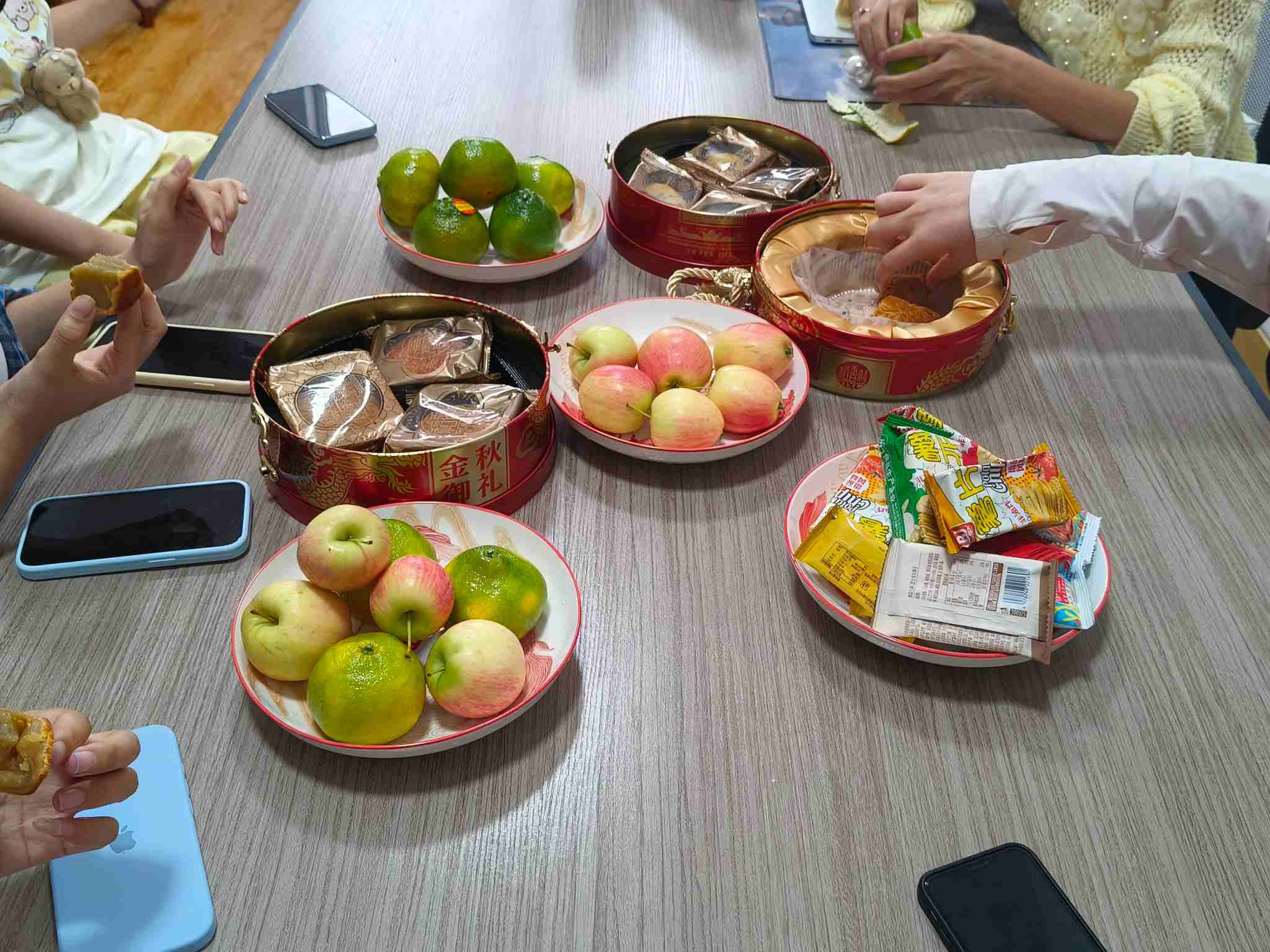 Zemeijia sulaiko šiltą popietės arbatą