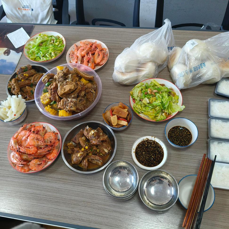 Bosai gamina pietus visiems!