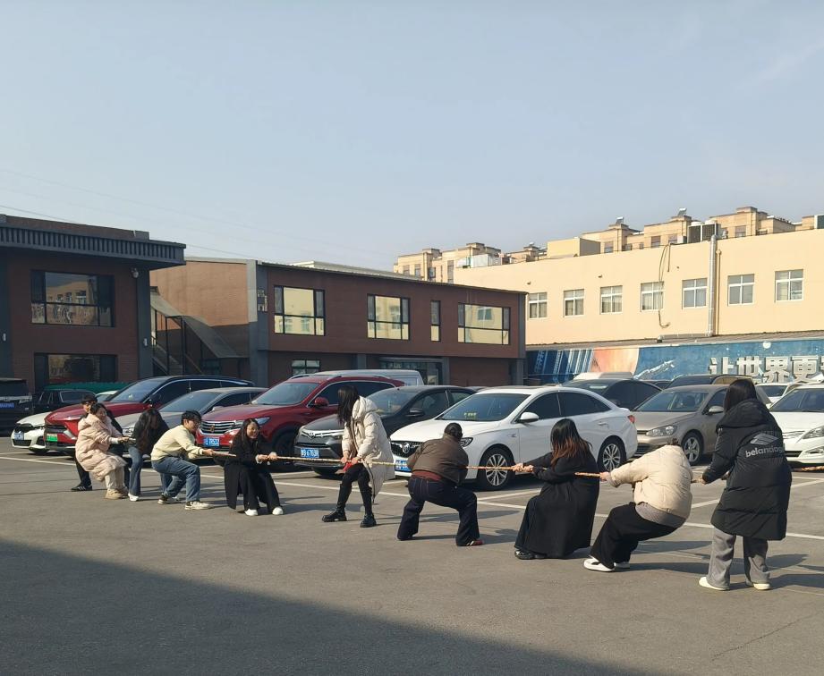 Vidurdienis virvės vilkimas ir šokinėjimo virvė Žemeijia